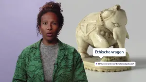 Een foto van een presentator met daarnaast een foto van een wit beeld van een olifant gemaakt van het ivoor van slagtanden van een echte, levende olifant. Daarvoor staan de teksten "Ethische vragen" en "Ethisch verantwoord materiaalgebruik?".