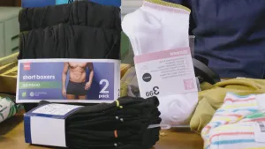 Een foto van een pak sokken, op tafel. Daarachter een pak boxer shorts van bamboe. En je ziet ook sokken van de winkel Zeeman.