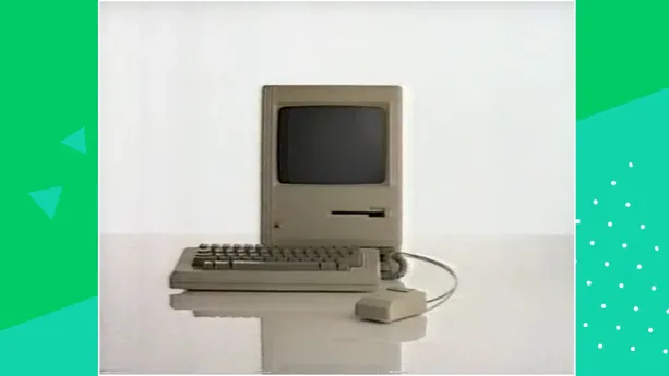 Een foto van een oude computer voor in huis, een PC, met een toetsenbord en een muis. Er is ook een opening om een diskette in de PC te stoppen. Dat is een plat, rechthoekig voorwerp met een schijfje erin om programma's, games en bestanden op te slaan.