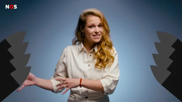 Een foto van een presentator die in de camera kijkt en met gespreide vingers van beide handen naar links wijst. Aan beide zijkanten van de foto zijn vier omhoogwijzende punten van nucleaire raketten getekend. De raketten zijn zwart met een grijse kop.