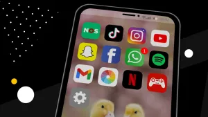Een foto van een mobiele telefoon van het merk Apple, een iPhone. Op het scherm zijn verschillende iconen van apps zichtbaar en naast het icoon van WhatsApp staat een één, om aan te geven dat er een nieuw bericht is.
