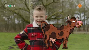 Een foto van een jongetje die voor de camera staat op een grasveld tussen de bomen. Op de voorgrond is er een illustratie te zien van een bruine koe.