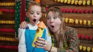 Een foto van Rosalie en Sven die met open mond kijken naar de raket in Rosalie's hand. De raket is geel met een oranje punt erop. Op het ronde gele deel zijn rood en groen gekleurde bolletjes te zien. Op de oranje punt gekleurde hartjes en rondjes.