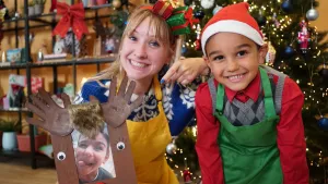 Een foto van Samuel en Rosalie. Ze wijst naar een bruin fotolijstje met een foto van Samuel die zijn tong uitsteekt. Om de foto staan  twee handen als oren en ertussen een pluk bruine vacht, aan de zijkanten twee knutselogen en onderop een rood neusje. 