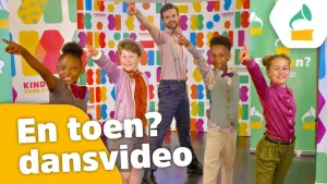 Een foto van een dansleraar en vier kinderen. Ze wijzen met hun rechterwijsvinger omhoog naar een punt links achter de camera. Voor de foto staat de tekst "En toen? dansvideo".  Rechtsboven staat een tekening van een platenspeler met een ronde hoorn erop.