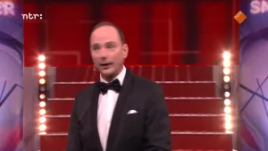 Foto van de presentator van Snugger in de studio.