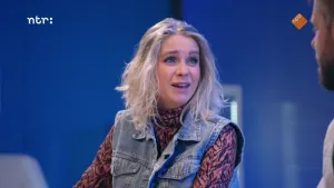 Een foto van presentator Janouk in de Brainstorm studio die met iemand aan het praten is.