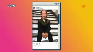 Een animatie waarin een tekening van een telefoonscherm zichtbaar is en een social media post van "svenvlecht". Boven symbolen en 1.443 weergaven staat een foto van Sven in een zwart sportpak die op een zwarte trap zit met wit licht voor iedere trede.