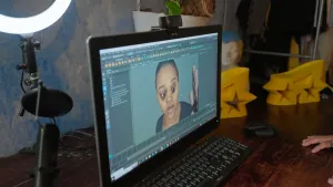 Een foto van een beeldscherm waarop Quinty in 3D is nagemaakt door Derk zoals ze er over 1000 jaar uit zou kunnen zien. Het ziet er gek uit, omdat de ogen dicht naar elkaar staan en de oogbollen heel erg bol en groot zijn.