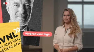 Een foto van een presentator in een kamer met links een foto van de lijsttrekker van de politieke partij BVNL en zijn naam: Wybren van Haga. De partijnaam BVNL, Belang van Nederland, staat voor de foto van Wybren in zwarte letters op de kleur geel.