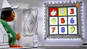 Een foto van een grijze schilderijlijst met plaatjes erin van cijfers en dingen. Het is een memoryspel. Van negen vakjes zijn er twee omgedraaid: een vuur en een klos met draad zijn te zien. Links op een witte stoel zit een pop met een witte punthoed op.