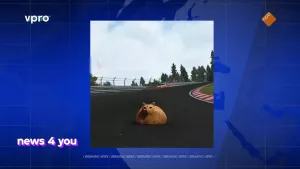 Een foto van een grote rode kat die op een met de computer gemaakte racebaan ligt.