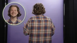 Een foto van presentator Pascal die met zijn rug naar de camera staat. Links wordt zijn lachende gezicht getoond binnenin een cirkel.