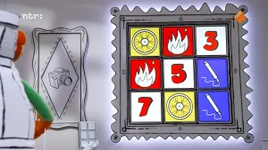 Een foto van een grijze schilderijlijst met plaatjes erin van cijfers en dingen. Het is een memoryspel dat wordt gespeeld door een pop in een grote stoel links. De combinaties wiel, vuur en stift zijn geraden, de drie andere vakjes zijn niet omgedraaid.