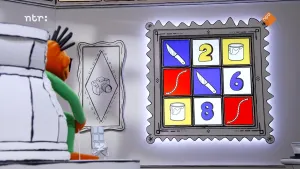 Een foto van een grijze schilderijlijst met plaatjes erin van cijfers en dingen. Het is een memoryspel dat wordt gespeeld door een pop in een grote stoel links. De combinaties mes, touw en verfblik zijn geraden, de drie andere vakjes zijn niet omgedraaid.