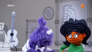 Een foto van een paarse pop die naar de een rode pop kijkt in het museum van gewone dingen.