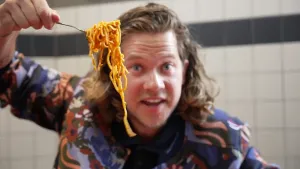 Een foto van presentator Pascal die een vork vasthoudt waar een boel Italiaanse pasta op zit.