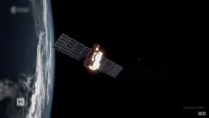 Een foto van een satelliet in de ruimte boven de aarde, 800 kilometer hoog staat rechtsonder. Het midden van de satelliet wordt verlicht. Naast de satelliet zitten aan beide kanten vier zwarte, rechthoekige panelen. Links is een deel van de aarde te zien.