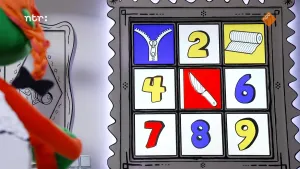 Een foto van een grijze schilderijlijst met plaatjes erin van cijfers en dingen naast een witte lijst waar de zijkant van een pop voor te zien is. Het is een memoryspel. Een rits, papierrol en mes zijn omgedraaid, de zes andere vakjes nog niet.