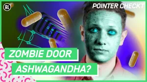Een foto van de presentator met een groen gezicht en blauw helemaal blauwgroene ogen. Op de voorgrond staat de tekst 'Zombie door ashwagandha?'. Op de achtergrond zijn er pillen te zien. Ashwagandha zijn een soort pillen.