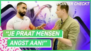 Een foto van twee mannen die met elkaar aan het praten zijn. Op de voorgrond staat de tekst 'Je praat mensen angst aan!'. Op de achtergrond is er een kraan te zien waar water uit loopt.