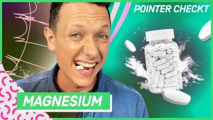 Een foto van een man die een magnesium pil tussen zijn tanden heeft. Op de voorgrond staat de tekst 'Magnesium'. Rechts op de achtergrond is er een potje met magnesium pillen te zien. 