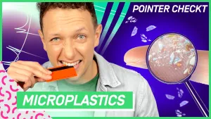 Een foto van de presentator die op een pinpas bijt. Op de voorgrond staat de tekst 'microplastics'. Rechts op de achtergrond is er een vinger te zien met een vergrootglas erop waarin microplastics te zien zijn die op de huid liggen.