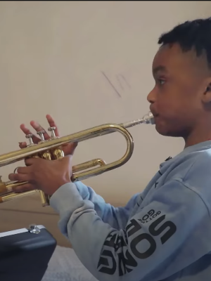 Jongen speelt trompet