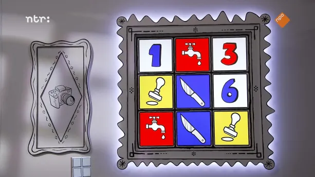 Een foto van een grijze schilderijlijst met plaatjes erin van cijfers en dingen naast een getekende fotocamera. Het is een memoryspel dat wordt gespeeld in het programma. De combinaties mes, stempel en kraan zijn geraden en vakjes 1, 3 en 6 nog te zien.