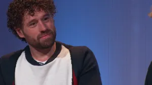 Een foto van een van de kandidaten in de studio van het 'Brainstorm de Quiz' spel.