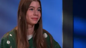 Een foto van een meisje in een kersttrui die groen is met witte stippen. Ze zit in het team van Pascal tijdens de brainstorm quiz tegen het team van Raïsha. De quiz gaat over de feestdagen en wat feestdagen doen met je brein.