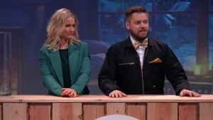 Een foto van de presentatoren in de studio van het 'Brainstorm de Quiz' spel.