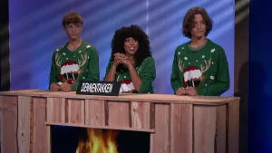 Een foto van drie kandidaten van het dennentakken team in de studio van het 'Brainstorm de Quiz' spel.