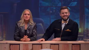 Een foto van presentatoren die aan de tafel zitten in de studio van het 'Brainstorm de Quiz' spel.