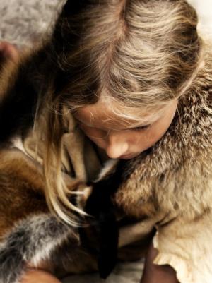 Meisje draagt dierenvellen