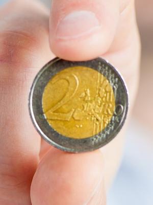 Programmaheader economie hand met twee euromunt