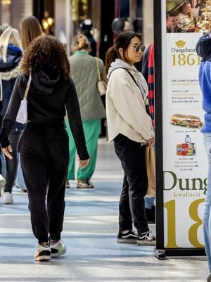 Programmaheader dossier maatschappijleer mensen op straat