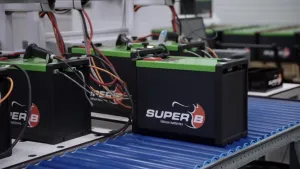 Een foto van accu's van lithium batterijen. Een ervan staat op een lopende band.