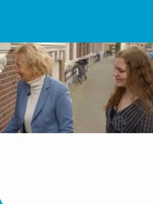 Twee dames lopen naast elkaar.