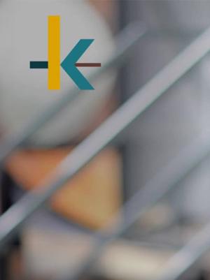 Presentator en daarnaast het logo van Kunstuur