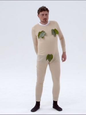 Twee presentatoren als Adam en Eva