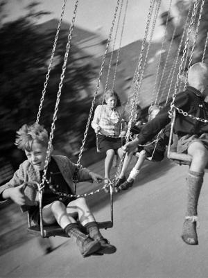 historische foto van kinderen op zweefmolen
