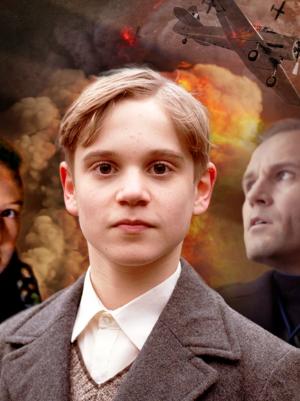 Foto van jonge hoofdrolspeler uit de serie met geflankeerd; zus en broer.