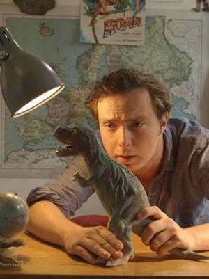 Pieter zit in een drukke werkkamer