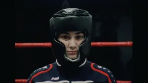 Foto, portret, van meisje, kickbokser, in sportkleding en helm op.