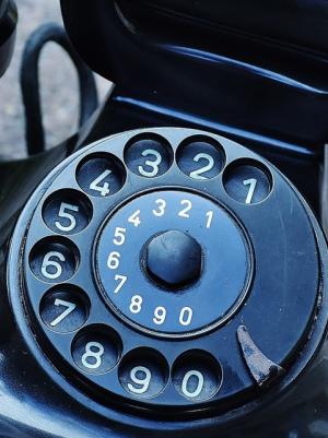 Ouderwetse telefoon, zwart met draaischijf