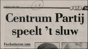 Een foto van een krantenkop in de krant AD, Algemeen Dagblad. De datum van de krant staat linksboven: dinsdag 15 mei 1984. De krantenkop is "Centrum Partij speelt 't sluw". Van de twee foto's eronder is alleen de bovenkant van het haar zichtbaar. 