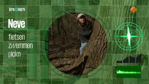 Een groen scherm met links de naam "Neve" en daaronder "fietsen", "zwemmen" en "pickn". Rechts staat een witte tekening van een kompas. Daartussen is in een cirkelvorm een foto te zien van een kind dat gedeeltelijk achter een boom staat.