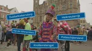 Een foto van Janouk in kleurige carnavalskleding. Er staan vijf straatnaamborden voor de foto, zo heten feestvierende plaatsen tijdens carnaval: "Dubbelkiekersdorp", "Heikneuterrijk", "Rijk der Billenprikkers", "Potteschijtersland" en "Knollevretersgat".