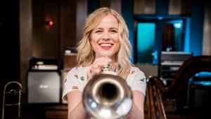 Ilse DeLange met trompet